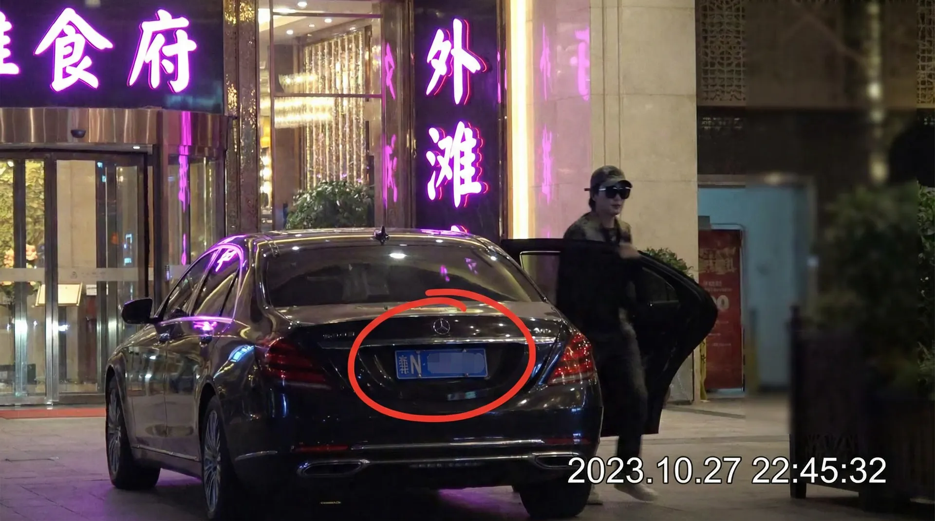 J9体育网站 - 豪车餐厅外偷拍